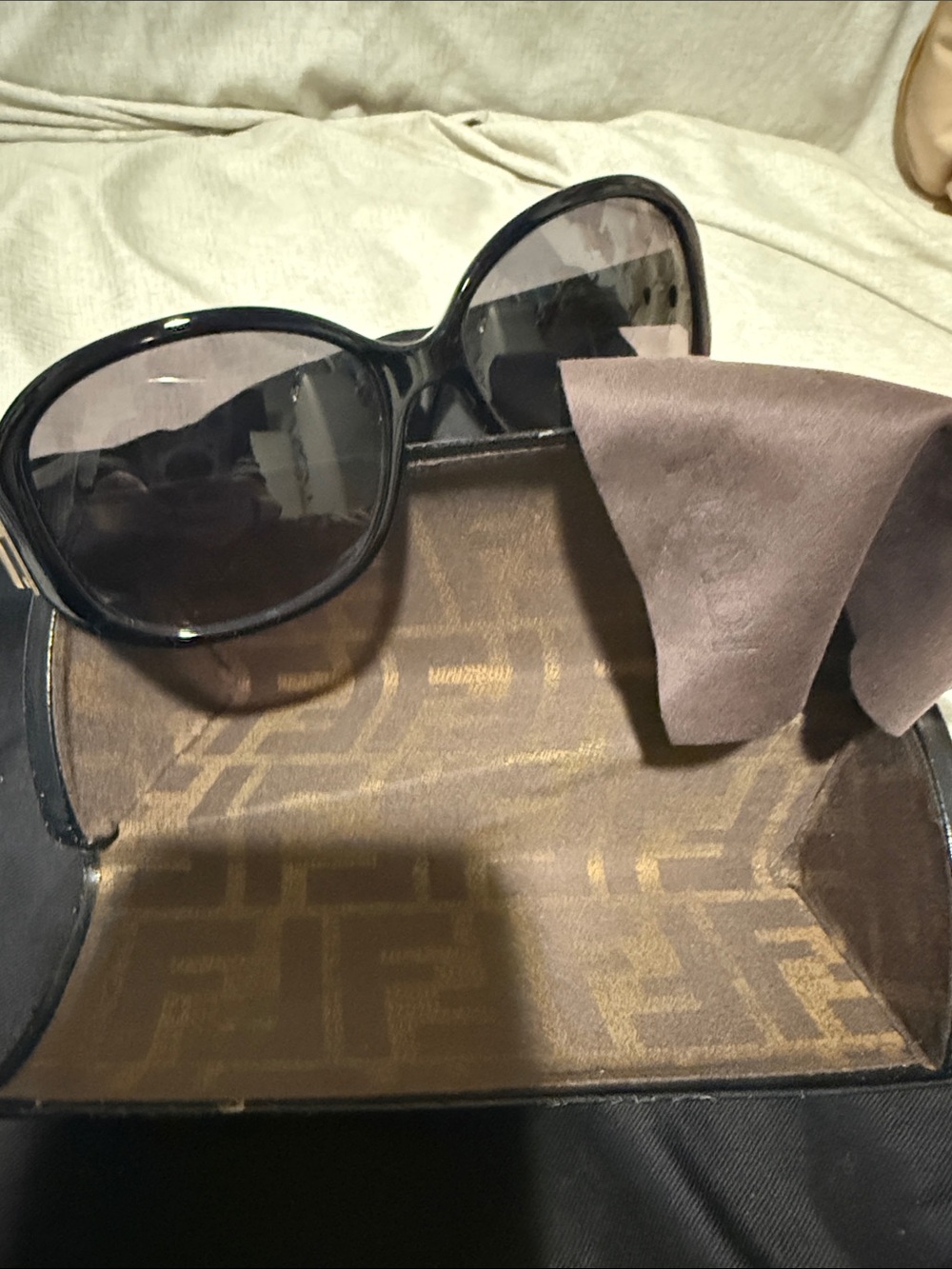 Fendi Black Oversized Round Sunglasses - Picture 4 of 4